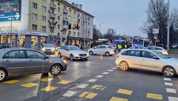 а - В ЧАС ПИК: Автобус аварира и затапи ключово кръстовище в столицата (СНИМКИ)