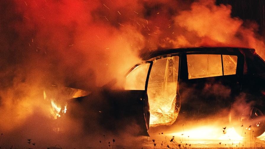 Хибриден автомобил се запали край Цървеняно