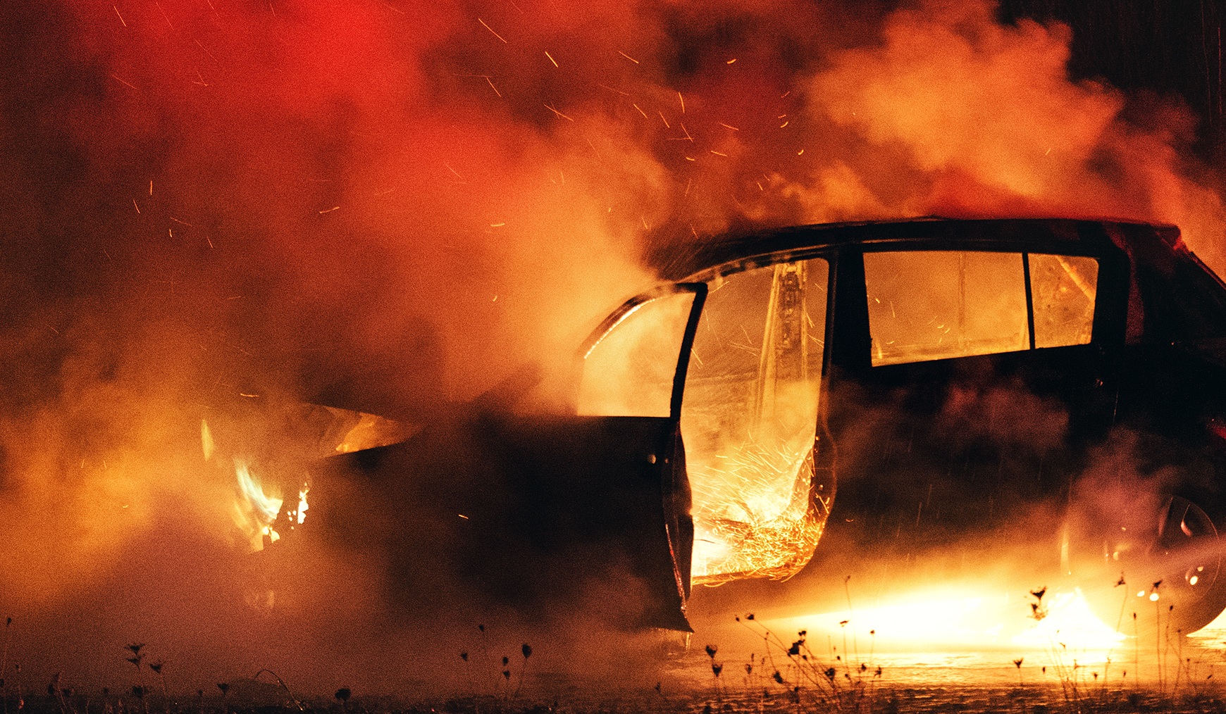 Хибриден автомобил се запали край Цървеняно