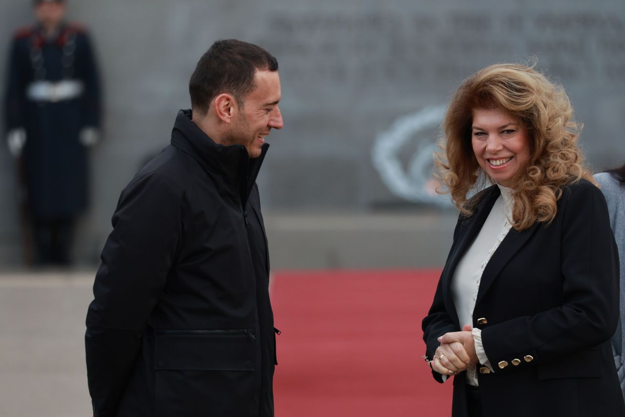 <p>София (6 януари 2026) На Богоявление, на площад &bdquo;Св. Александър Невски&ldquo; се провежда традиционния ритуал по водосвет на бойните знамена и знамената светини на Българската армия. На снимката: кметът на София Васил Терзиев и вицепрезидентът Илияна Йотова.</p>