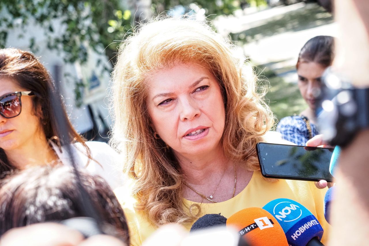 <p>След девет години в стратегическо партньорство с Румен Радев, днес Илияна Йотова прекрачва прага на историята, за да докаже, че най-силният вицепрезидент е този, който е готов във всяка секунда да поеме кормилото на нацията.</p>