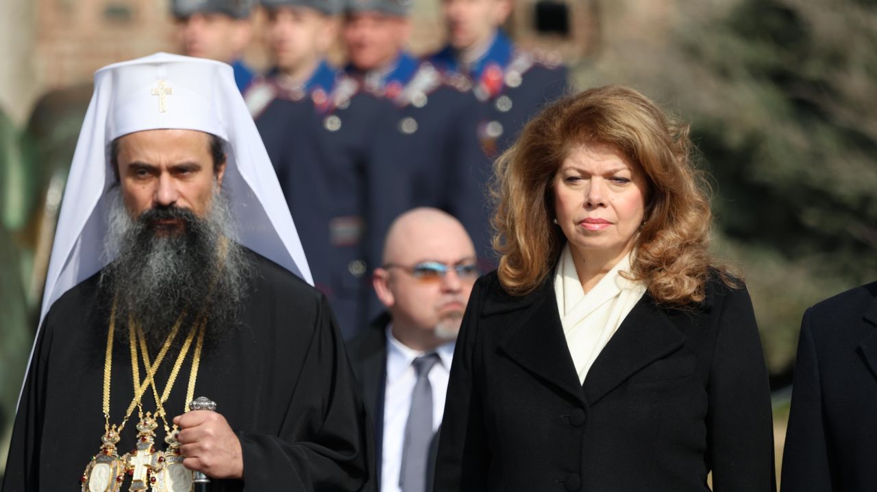 <p>След девет години в стратегическо партньорство с Румен Радев, днес Илияна Йотова прекрачва прага на историята, за да докаже, че най-силният вицепрезидент е този, който е готов във всяка секунда да поеме кормилото на нацията.</p>