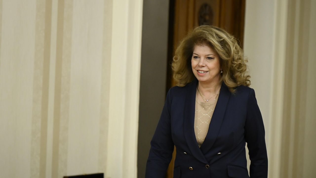 <p>След девет години в стратегическо партньорство с Румен Радев, днес Илияна Йотова прекрачва прага на историята, за да докаже, че най-силният вицепрезидент е този, който е готов във всяка секунда да поеме кормилото на нацията.</p>