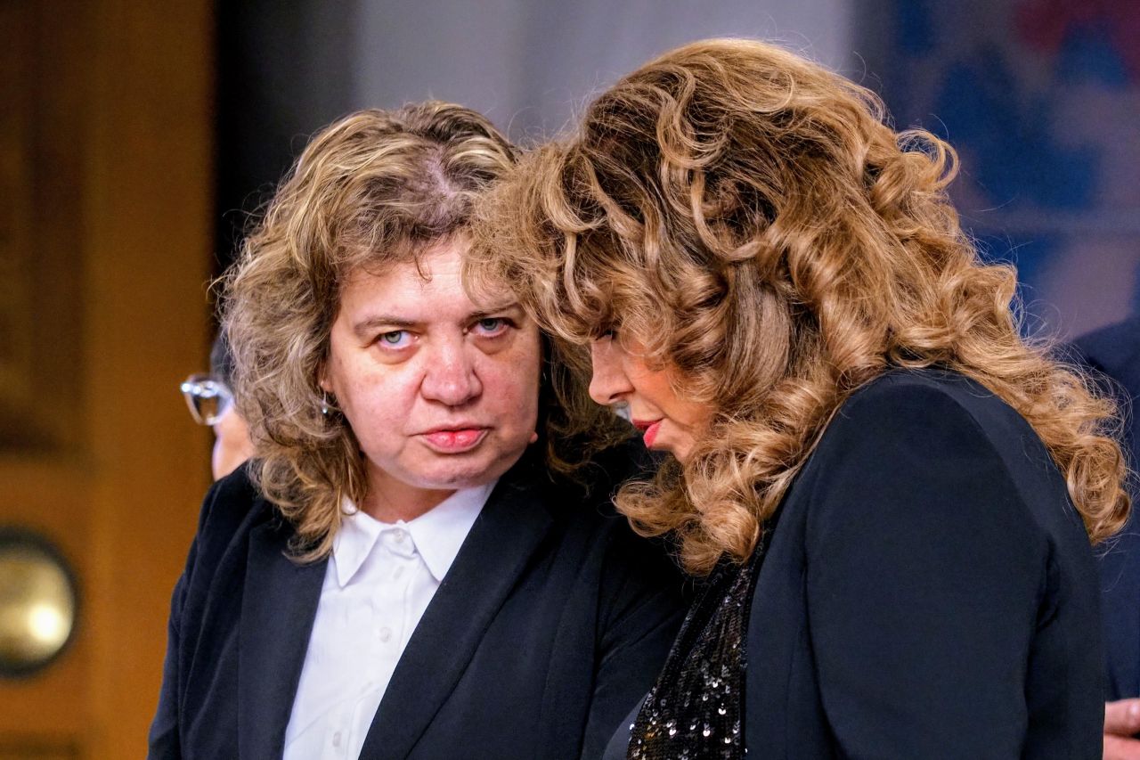 <p>След девет години в стратегическо партньорство с Румен Радев, днес Илияна Йотова прекрачва прага на историята, за да докаже, че най-силният вицепрезидент е този, който е готов във всяка секунда да поеме кормилото на нацията.</p>