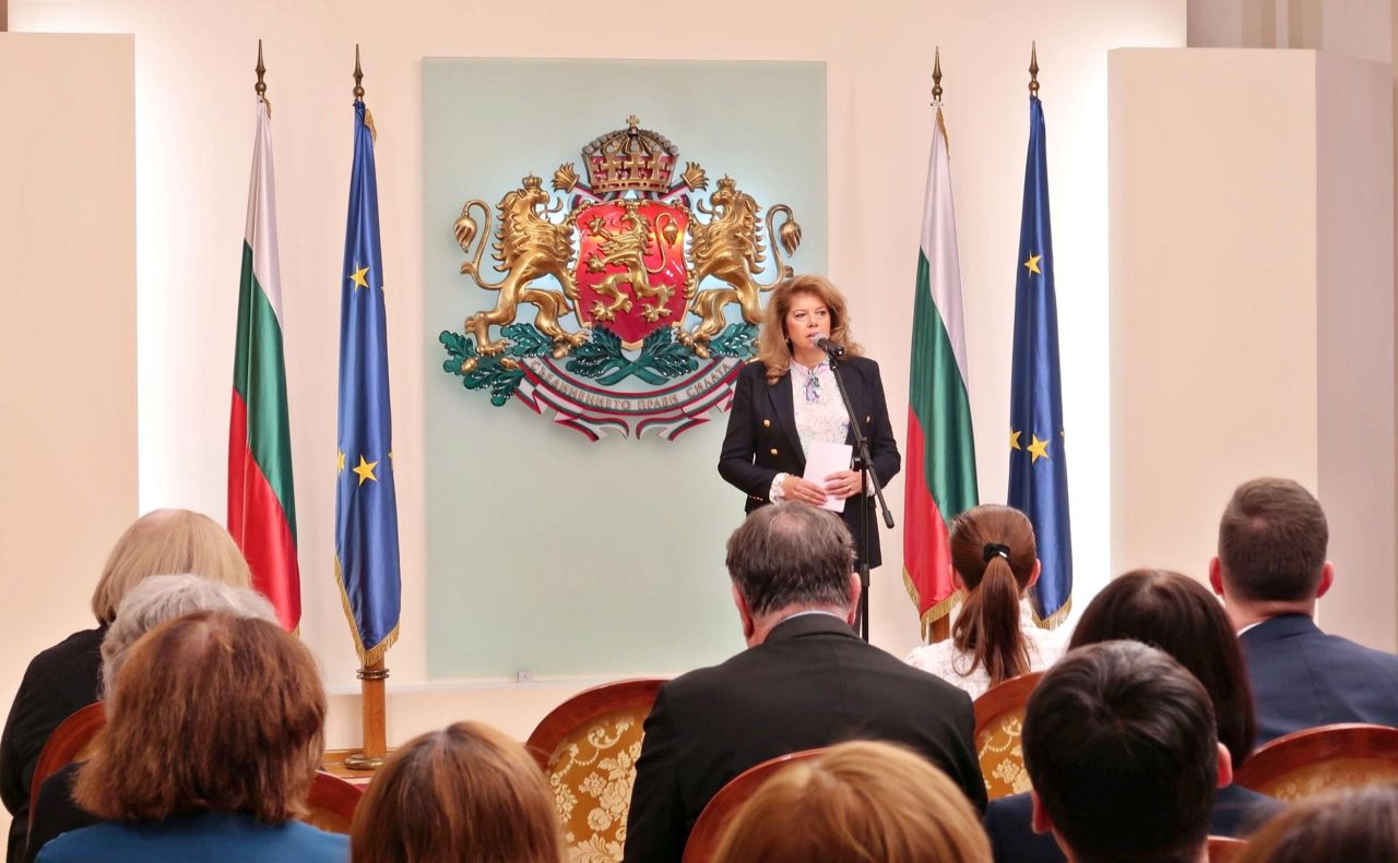 <p>След девет години в стратегическо партньорство с Румен Радев, днес Илияна Йотова прекрачва прага на историята, за да докаже, че най-силният вицепрезидент е този, който е готов във всяка секунда да поеме кормилото на нацията.</p>