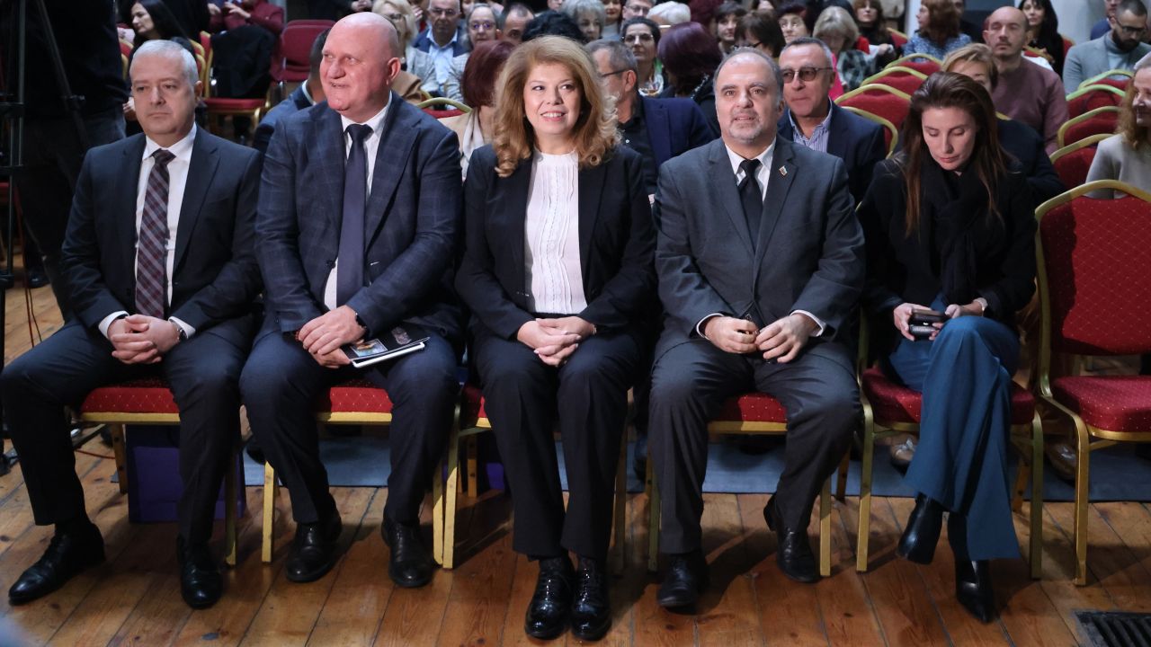 <p>След девет години в стратегическо партньорство с Румен Радев, днес Илияна Йотова прекрачва прага на историята, за да докаже, че най-силният вицепрезидент е този, който е готов във всяка секунда да поеме кормилото на нацията.</p>