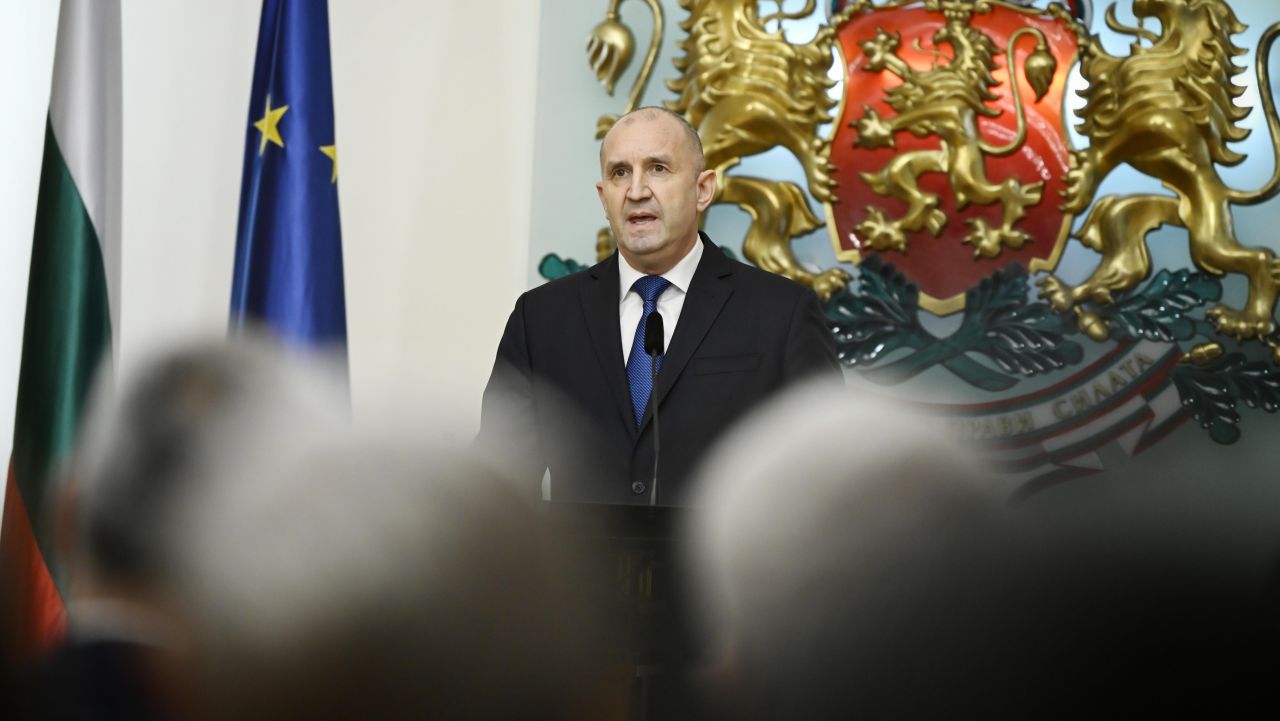 <p>От встъпването в длъжност и бурните площади до безпрецедентната оставка &ndash; тези кадри улавят деветте години, в които Румен Радев бе не просто президент, а основен полюс в българската държавност.</p>