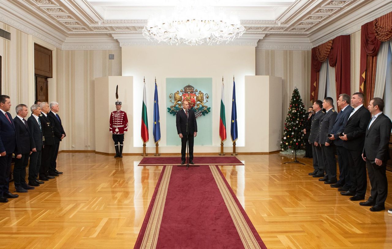 <p>От встъпването в длъжност и бурните площади до безпрецедентната оставка &ndash; тези кадри улавят деветте години, в които Румен Радев бе не просто президент, а основен полюс в българската държавност.</p>