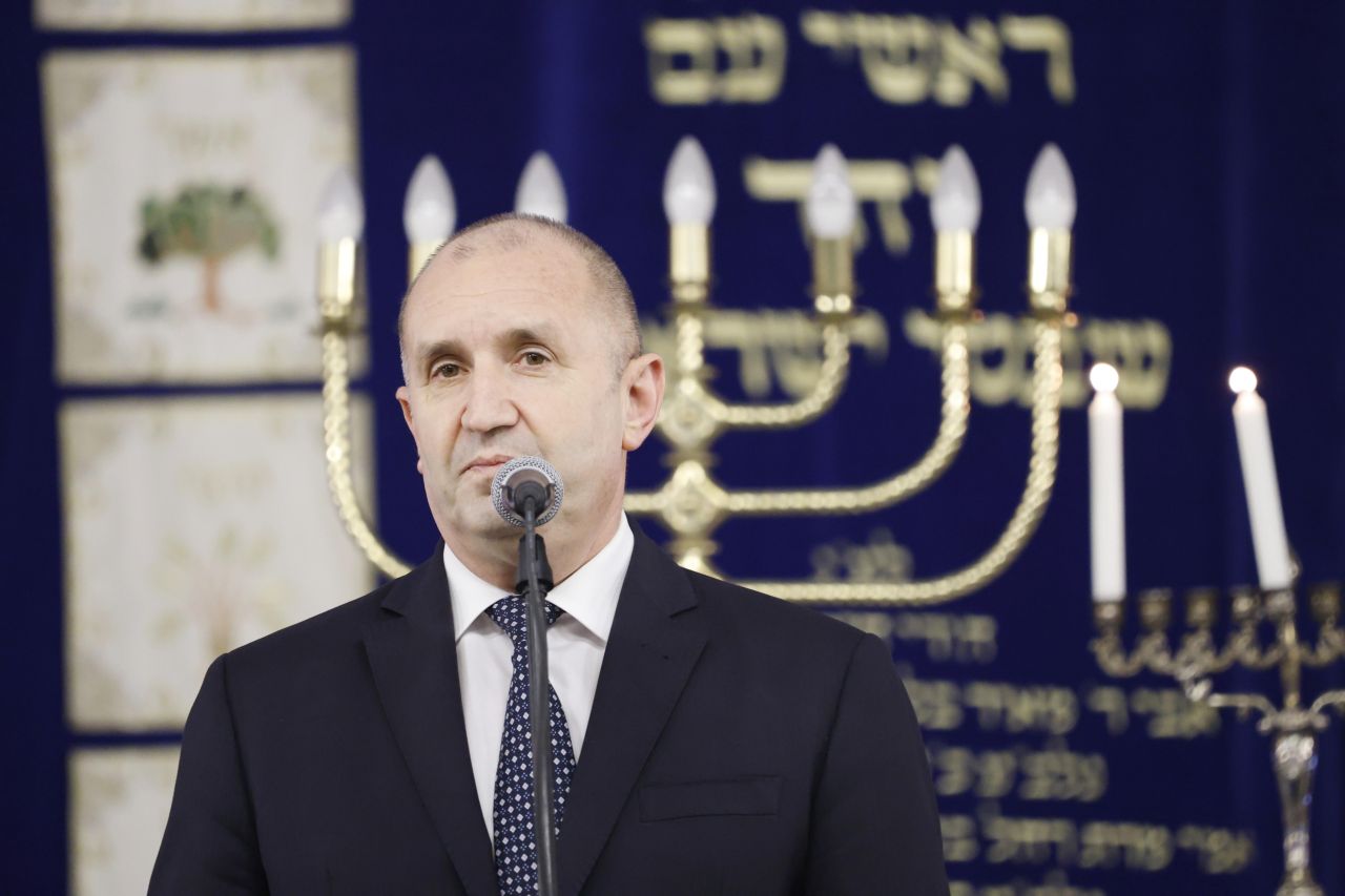 <p>От встъпването в длъжност и бурните площади до безпрецедентната оставка &ndash; тези кадри улавят деветте години, в които Румен Радев бе не просто президент, а основен полюс в българската държавност.</p>