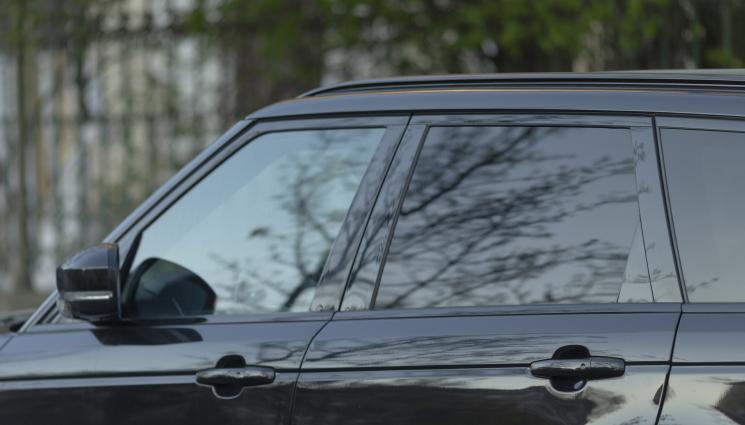 затъмнени стъкла