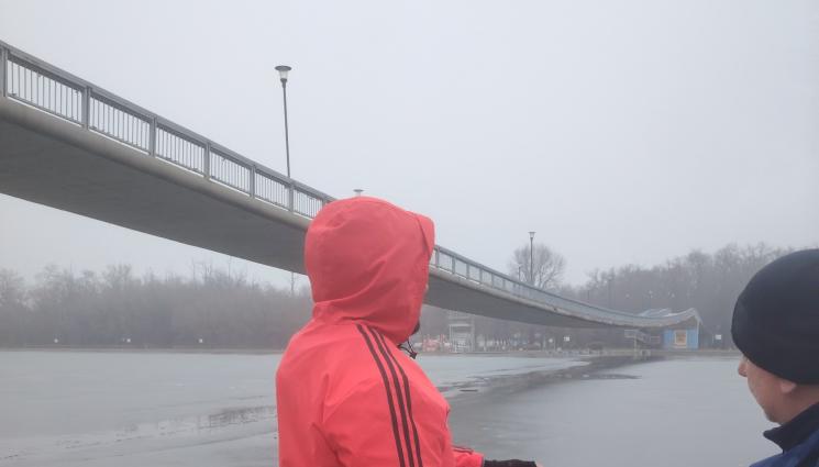 сц - НА КОСЪМ ОТ ТРАГЕДИЯ: Жена падна в ледените води на Гребния канал в Пловдив