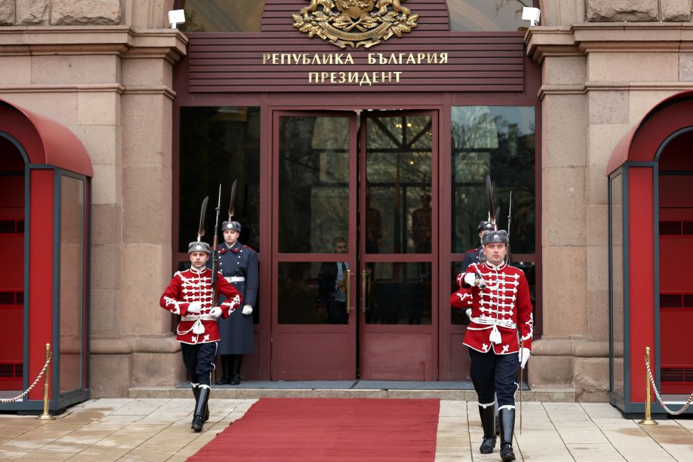 <p><strong>След девет години начело </strong>на държавата <strong>Румен</strong> <strong>Радев напусна</strong> <strong>президентската институция </strong>и предаде <strong>щафетата </strong>на новия държавен глава <strong>Илияна Йотова</strong>, която официално пое поста след произнасянето на Конституционния съд. Радев бе изпратен на парадния вход на президентството.</p>

<p>„Радвам се, че преди девет години българите ми гласуваха доверие да бъда президент. Днес е последният ми ден като държавен глава и първият ми ден като гражданин“, заяви той. По думите му доверието на хората е по-ценно от всякакви социологически данни и остава най-силната мотивация за обществена промяна.</p>

<p><strong>Радев подчерта, че</strong> вярва в способността на българите с общи усилия да защитят демокрацията, да утвърдят върховенството на закона и да ускорят икономическото развитие, така че всеки гражданин да се чувства свободен, защитен и достоен в една европейска България.</p>

<p><strong>Пред президентството бившият държавен глава</strong> бе посрещнат от свои <strong>привърженици</strong>. Граждани го спираха за ръкостискане, отправяха му думи на подкрепа и му пожелаваха успех в следващия етап от обществения му път.</p>