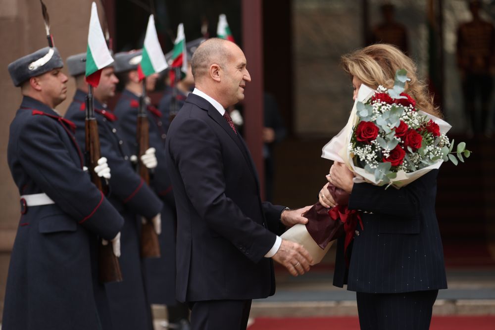 На парадния вход на „Дондуков“ 2 той бе изпратен от новия президент на България – Илияна Йотова, която пое поста след решението на Конституционния съд.</p>