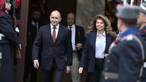 Гвардейци, шпалир и една жена начело: Моментът, в който властта смени своето лице