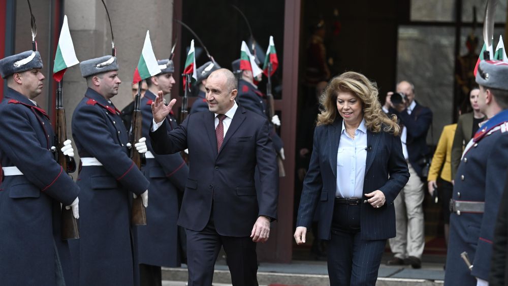 Пред президентството Радев бе посрещнат от свои привърженици, които го поздравяваха, ръкуваха се с него и му пожелаваха успех в следващата му роля – тази на гражданин.
<p> </p>