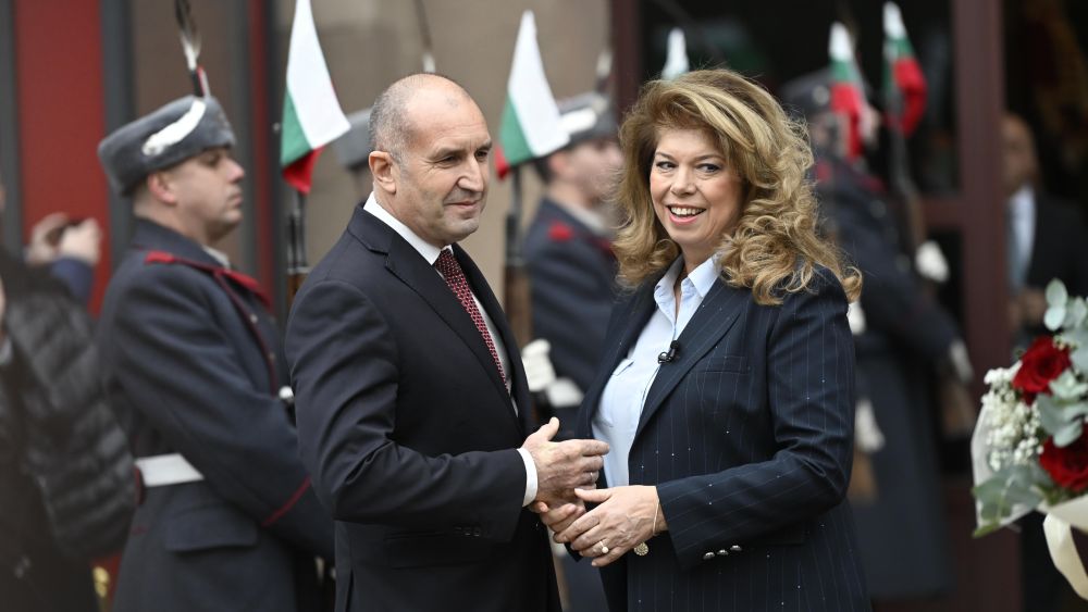 <p><strong>След девет години начело </strong>на държавата <strong>Румен</strong> <strong>Радев напусна</strong> <strong>президентската институция </strong>и предаде <strong>щафетата </strong>на новия държавен глава <strong>Илияна Йотова</strong>, която официално пое поста след произнасянето на Конституционния съд. Радев бе изпратен на парадния вход на президентството.</p>

<p>„Радвам се, че преди девет години българите ми гласуваха доверие да бъда президент. Днес е последният ми ден като държавен глава и първият ми ден като гражданин“, заяви той. По думите му доверието на хората е по-ценно от всякакви социологически данни и остава най-силната мотивация за обществена промяна.</p>

<p><strong>Радев подчерта, че</strong> вярва в способността на българите с общи усилия да защитят демокрацията, да утвърдят върховенството на закона и да ускорят икономическото развитие, така че всеки гражданин да се чувства свободен, защитен и достоен в една европейска България.</p>

<p><strong>Пред президентството бившият държавен глава</strong> бе посрещнат от свои <strong>привърженици</strong>. Граждани го спираха за ръкостискане, отправяха му думи на подкрепа и му пожелаваха успех в следващия етап от обществения му път.</p>