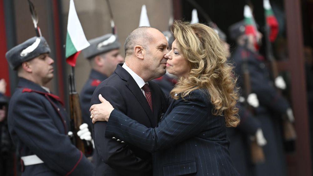 След 9 години начело на държавата Румен Радев напусна президентската институция и предаде властта.</p>