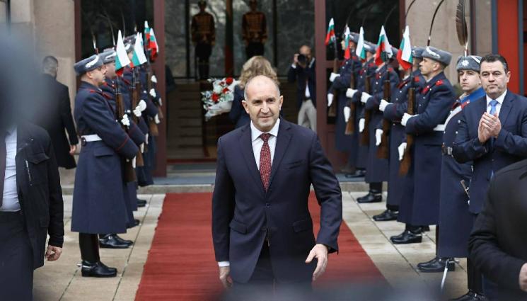 радев - Радев предаде щафетата на Йотова! (СНИМКИ+ВИДЕО)