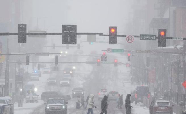 Силна зимна буря прекъсна електрозахранването на хиляди домакинства в САЩ (СНИМКИ)