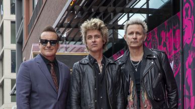 Billie Joe Armstrong издаде кавър на David Bowie заедно със сина си