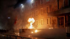 Напрежение и сблъсъци белязаха днешния протест на основната опозиционна Демократическа