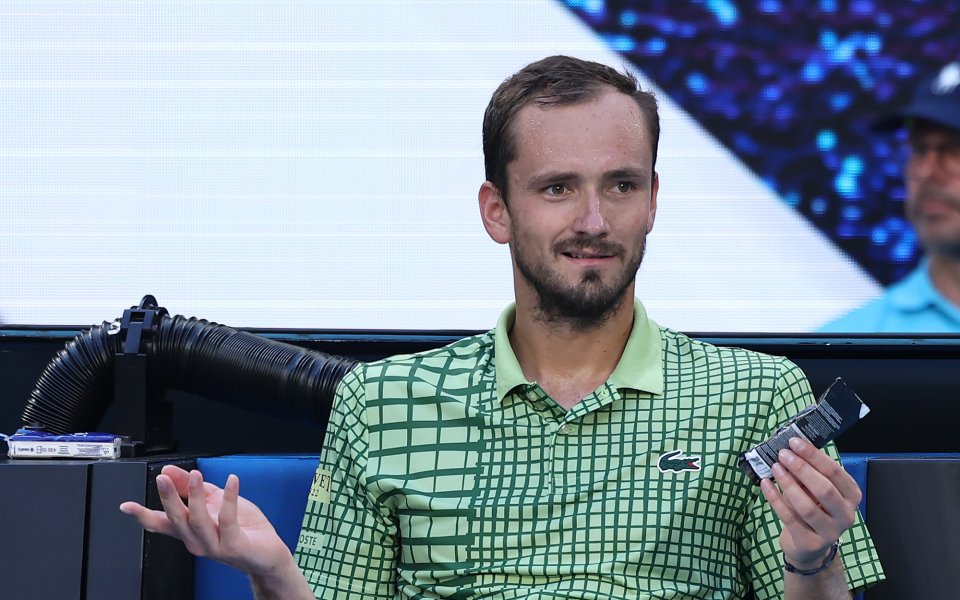 Какво се случава с блокираните тенисисти в Дубай?