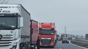 Около 15 километра е опашката от товарни автомобили на магистрала