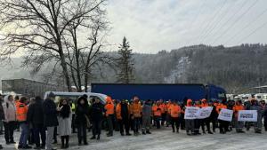 Напрежение възникна пред завода на Кроношпан във Велико Търново след