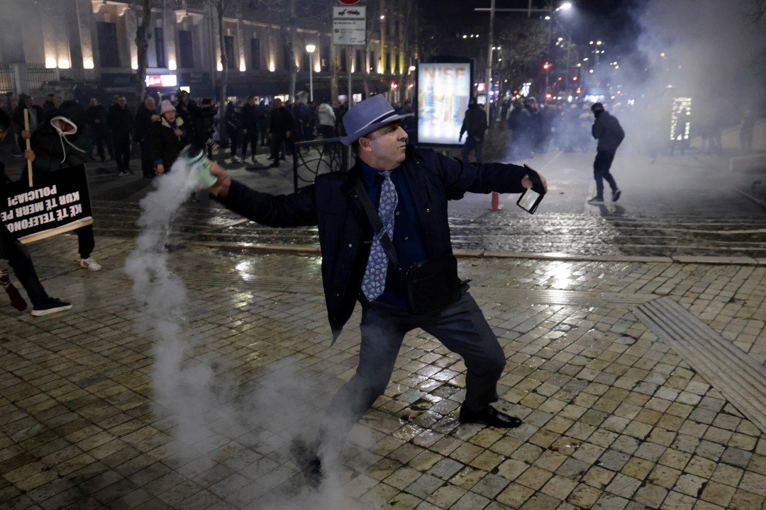 <p>Сблъсъци избухнаха в Тирана по време на митинг на албанската опозиция. Част от протестиращите срещу управлението на правителството започнаха да хвърлят запалителни бомби по полицейските служители.</p>
