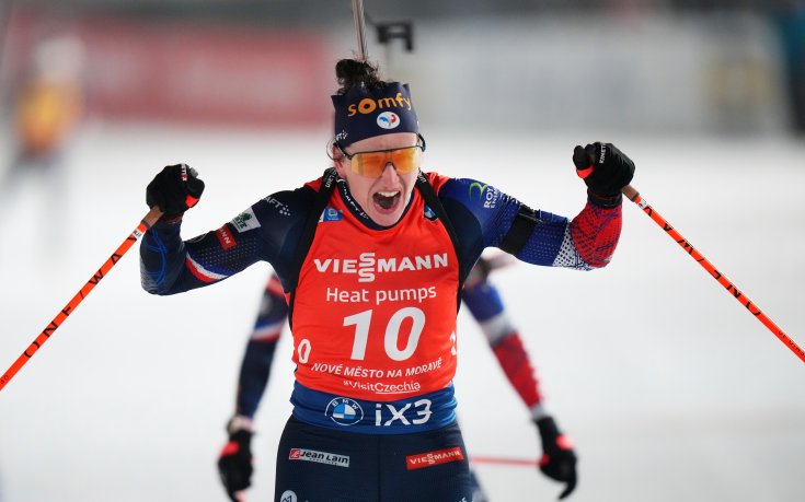 Жулия Симон записа първа победа за сезона в СК по биатлон