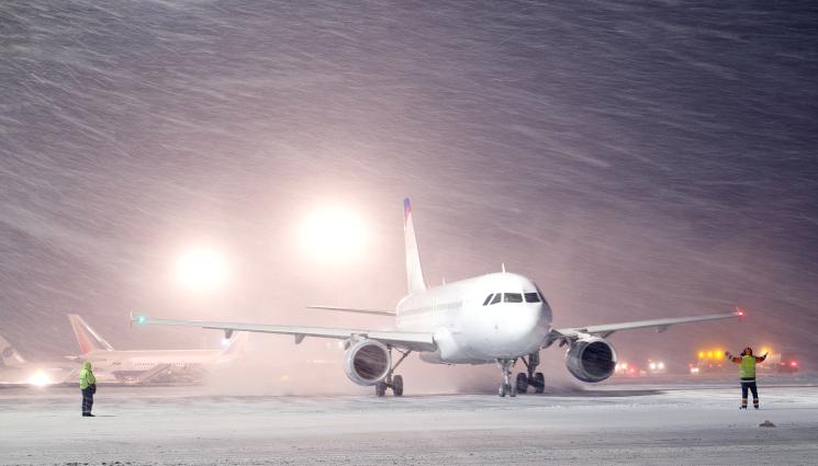 летище - НЕВИЖДАН АД: Отмениха над 11 000 полета заради снежна буря!