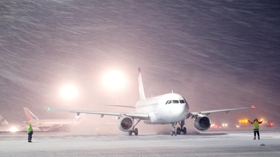 Бедствие в САЩ: Арктически студ взе 13 жертви, рекордна температура от -45°C скова страната