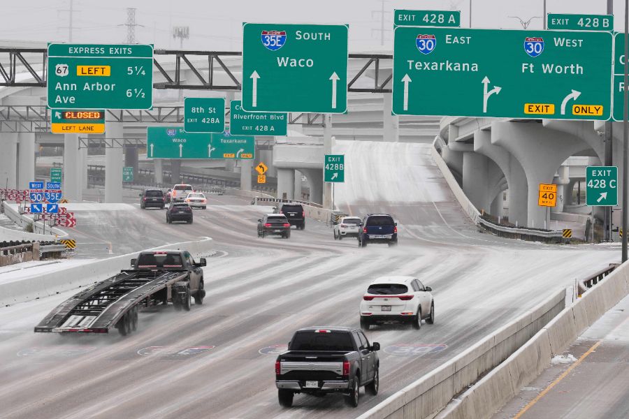 <p>Над 11 400 полета бяха отменени в неделя в Съединените щати, след като мощна зимна буря обхвана голяма част от страната и причини сериозни смущения във въздушния транспорт, съобщи Асошейтед Прес, позовавайки се на данни на уебсайта за проследяване на въздушния трафик &bdquo;ФлайтАуеър&ldquo; (FlightAware).</p>