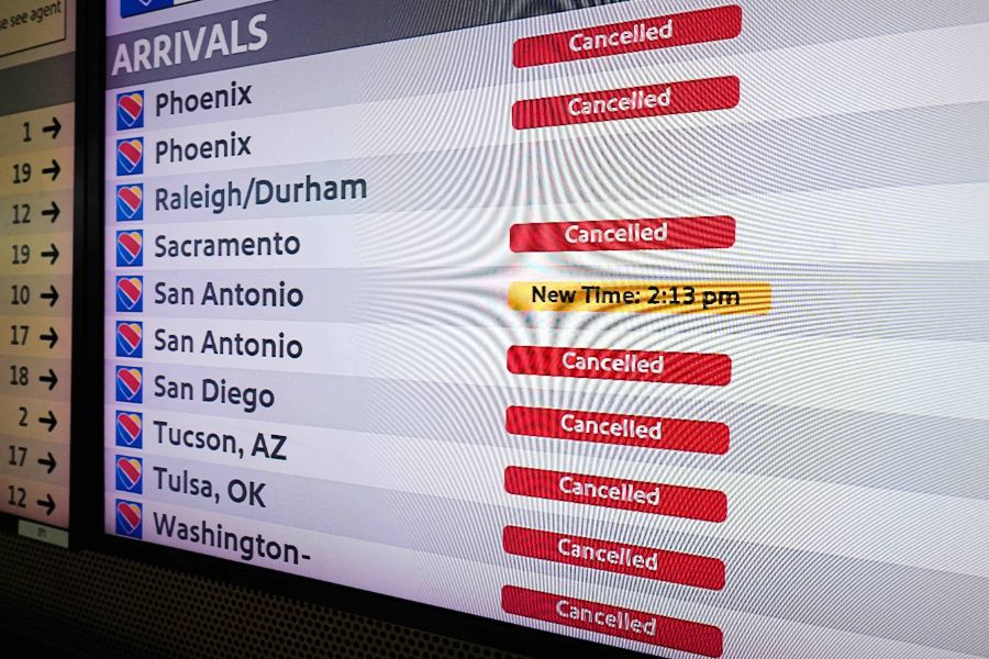 <p>Над 11 400 полета бяха отменени в неделя в Съединените щати, след като мощна зимна буря обхвана голяма част от страната и причини сериозни смущения във въздушния транспорт, съобщи Асошейтед Прес, позовавайки се на данни на уебсайта за проследяване на въздушния трафик &bdquo;ФлайтАуеър&ldquo; (FlightAware).</p>