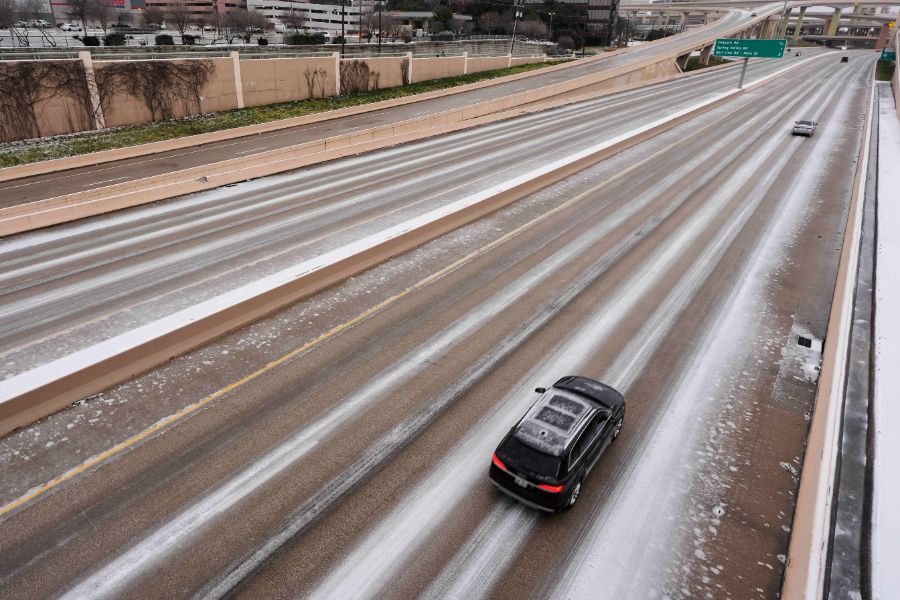 <p>Над 11 400 полета бяха отменени в неделя в Съединените щати, след като мощна зимна буря обхвана голяма част от страната и причини сериозни смущения във въздушния транспорт, съобщи Асошейтед Прес, позовавайки се на данни на уебсайта за проследяване на въздушния трафик &bdquo;ФлайтАуеър&ldquo; (FlightAware).</p>