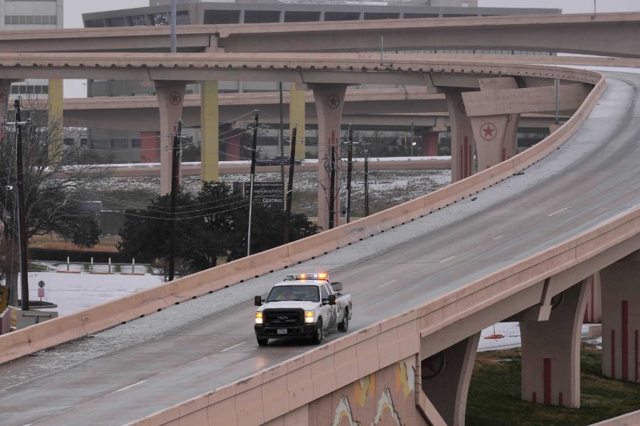 <p>Над 11 400 полета бяха отменени в неделя в Съединените щати, след като мощна зимна буря обхвана голяма част от страната и причини сериозни смущения във въздушния транспорт, съобщи Асошейтед Прес, позовавайки се на данни на уебсайта за проследяване на въздушния трафик &bdquo;ФлайтАуеър&ldquo; (FlightAware).</p>