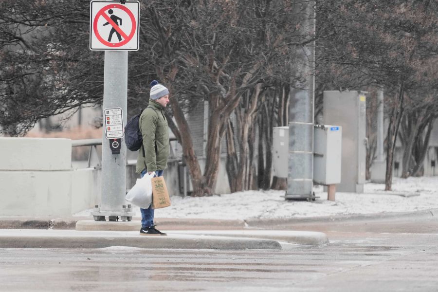 <p>Над 11 400 полета бяха отменени в неделя в Съединените щати, след като мощна зимна буря обхвана голяма част от страната и причини сериозни смущения във въздушния транспорт, съобщи Асошейтед Прес, позовавайки се на данни на уебсайта за проследяване на въздушния трафик &bdquo;ФлайтАуеър&ldquo; (FlightAware).</p>