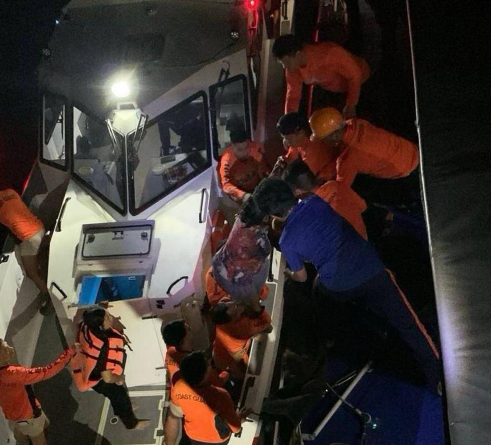 Ферибот с повече от 350 души се преобърна в южната