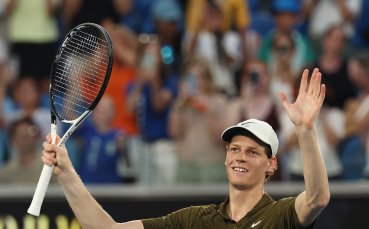 Безапелационен Синер подчини сънародник и продължава мощно към защитата на титлата в Мелбърн