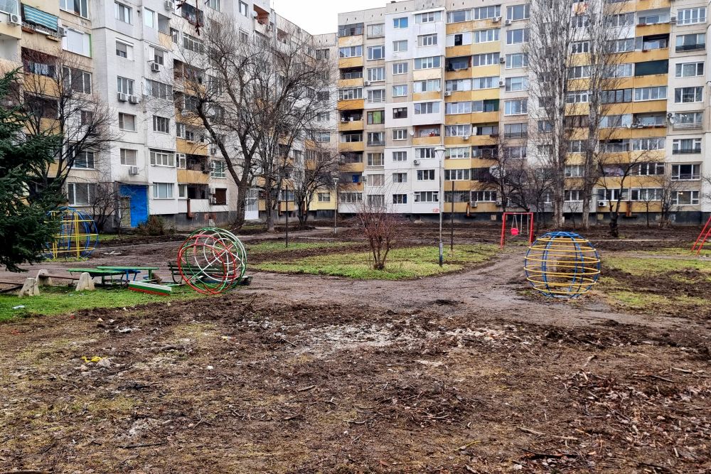 <p>Междублокови пространства в "Дружба 2" са в трагичен вид, няколко месеца след края на ремонт на "Топлофикация София". Това заявиха общински съветници от групата на "Продължаваме Промяната-Демократична България" в Столичния общински съвет Бойко Димитров, Грети Стефанова и Марта Георгиева, които провериха на място възстановителните дейности на разкопана детска площадка след ремонта на топлофикационното дружество.</p>