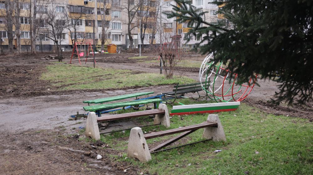 <p>Междублокови пространства в "Дружба 2" са в трагичен вид, няколко месеца след края на ремонт на "Топлофикация София". Това заявиха общински съветници от групата на "Продължаваме Промяната-Демократична България" в Столичния общински съвет Бойко Димитров, Грети Стефанова и Марта Георгиева, които провериха на място възстановителните дейности на разкопана детска площадка след ремонта на топлофикационното дружество.</p>