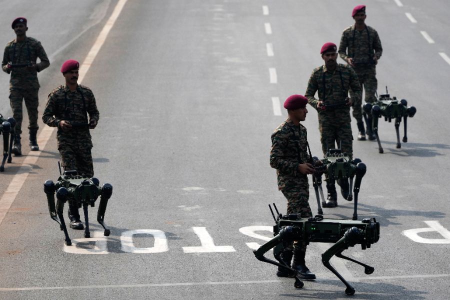 <p>Индия отбеляза своя 77-и Ден на републиката с грандиозна демонстрация на военната си мощ по централния делхийски булевард &bdquo;Картавя Патх", включваща ракети, новосформирани подразделения, елитни части и различни оръжейни системи местно производство, използвани по време на операция &bdquo;Шиндур&ldquo;, предаде индийската новинарска агенция ПТИ.</p>