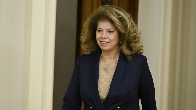 Стилът на Илияна Йотова – когато облеклото говори за лидерство