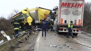 Тежка катастрофа с три камиона и кола във Видинско