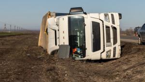 преобърнат камион обърнат камион