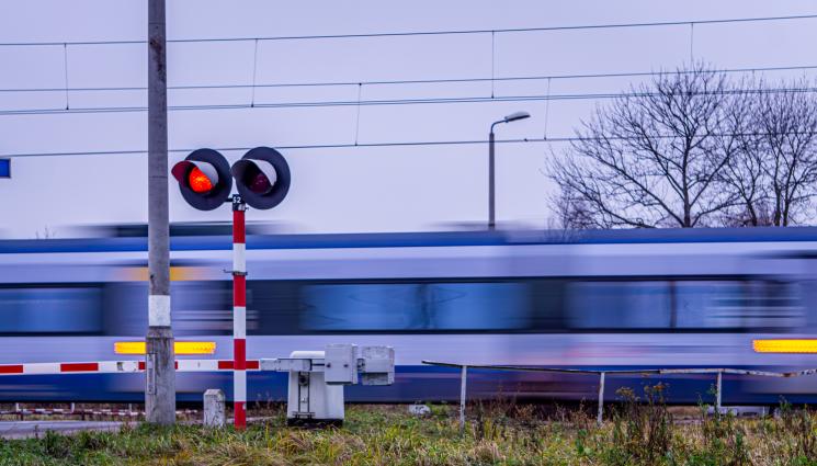 жп прелез - УЖАС НА РЕЛСИТЕ: Влак помете кола на жп прелез!