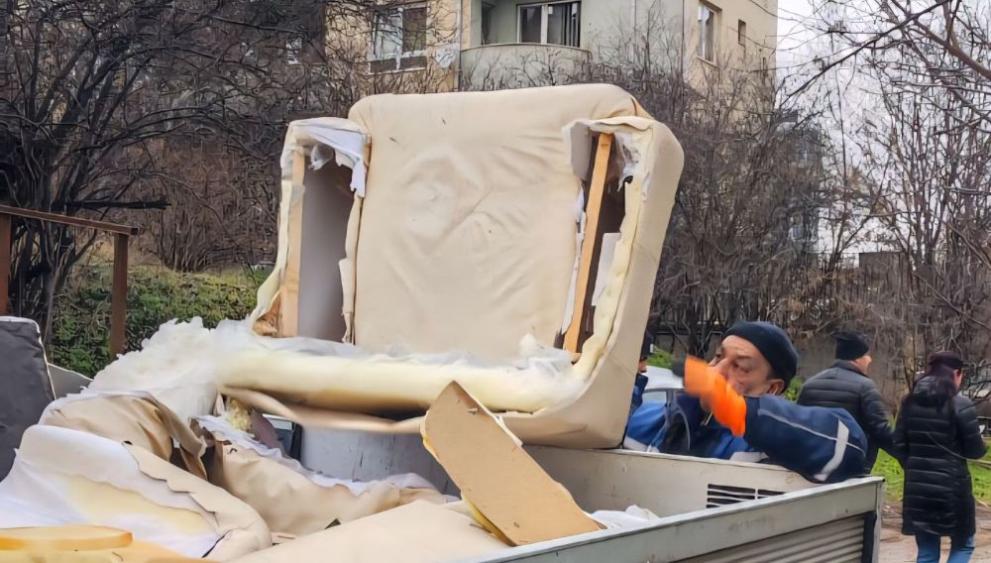 Столичната община продължава последователната работа по сметосъбирането и почистването в