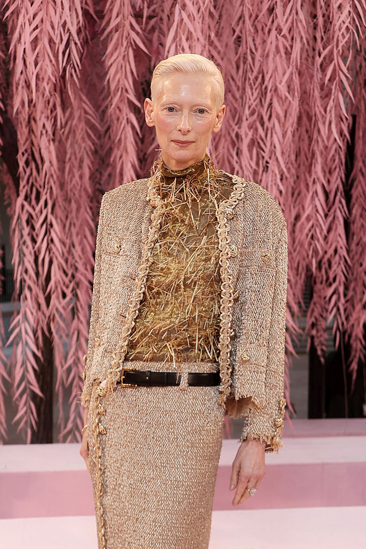 <p>Тилда Суинтън<br />
<br />
Парижката седмица на модата представи най-новите писъци на котюр облеклото - от ефирни и рокли на подиума до ...модни катастрофи сред звездните гости. Най-известните избраха визии по-подходящи за ходене до магазина, пух, пера, и крещящи комбинации.</p>