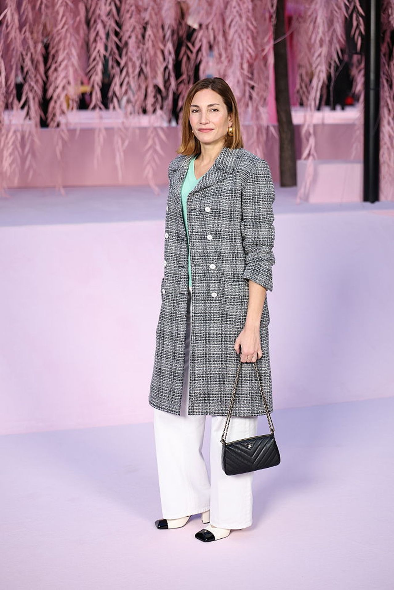 <p>Одри Диуан<br />
<br />
Парижката седмица на модата представи най-новите писъци на котюр облеклото - от ефирни и рокли на подиума до ...модни катастрофи сред звездните гости. Най-известните избраха визии по-подходящи за ходене до магазина, пух, пера, и крещящи комбинации.</p>