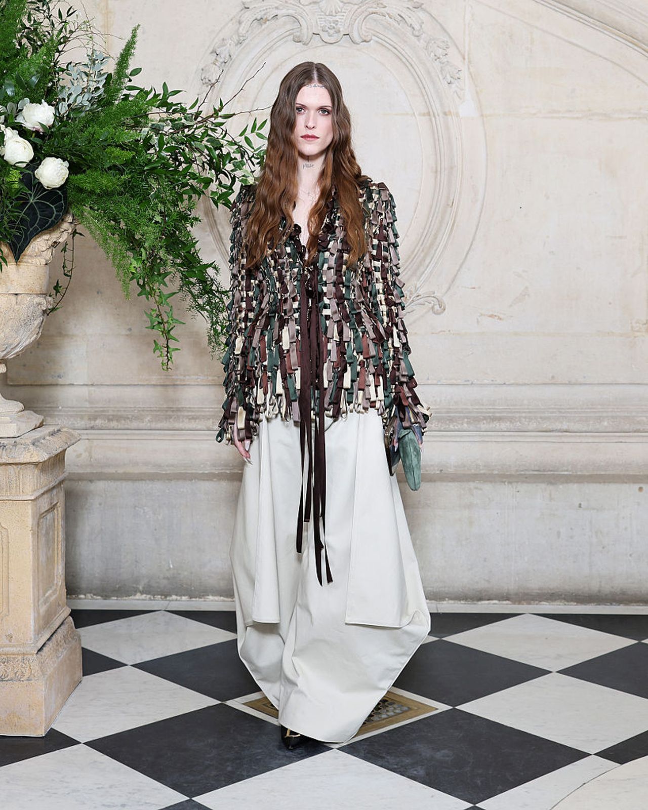 <p>Етел Кейн<br />
<br />
Парижката седмица на модата представи най-новите писъци на котюр облеклото - от ефирни и рокли на подиума до ...модни катастрофи сред звездните гости. Най-известните избраха визии по-подходящи за ходене до магазина, пух, пера, и крещящи комбинации.</p>